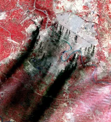 Rauchschwaden über Bagdad, Irak, die entlang großer Straßen und Kanäle entstehen, vermutlich brennende Ölpools aus Pipelines. Aufgenommen von der NASA während der Invasion des Irak 2003. Wissenschaft Geologie